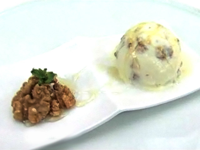 Сливочное мороженое с медом и орехами