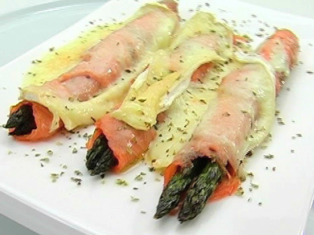 Рулетики из лосося и спаржи